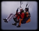 Le passager devant le moniteur de parapente